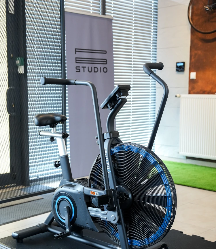 Rower treningowy typu air bike w nowoczesnym studio treningowym PB Studio.