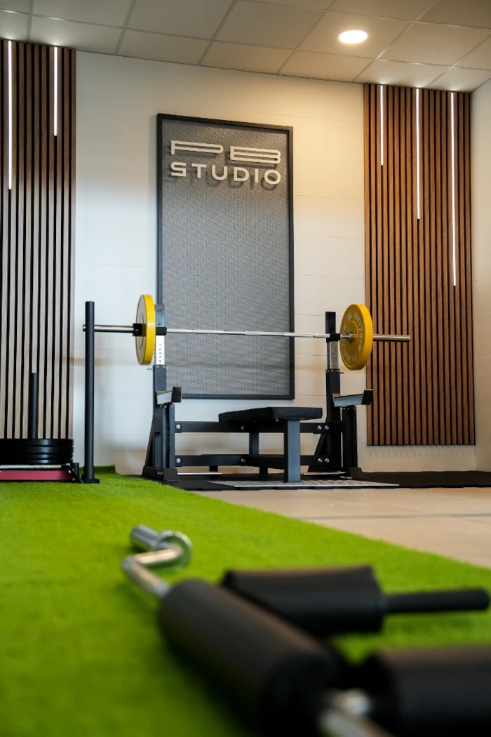 Nowoczesna sala treningowa PB Studio przygotowana do pracy z trenerem personalnym.